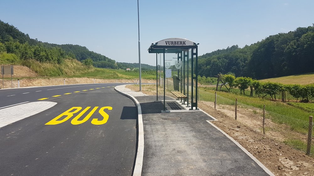 Par avtobusnih postajali&scaron;č Marof/Vurberg ob državni cesti R3-710/1292 Maribor &ndash; Vurberk &ndash; Ptuj 