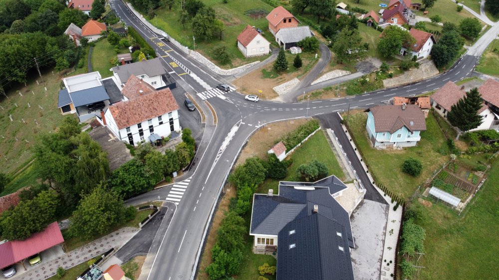 Ureditev območja avtobusnega postajali&scaron;ča &raquo;Zgornja Korena&laquo; in 3-krakega križi&scaron;ča